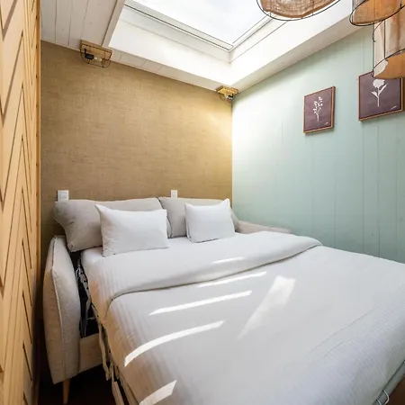 Modern Retreat With Rooftop *