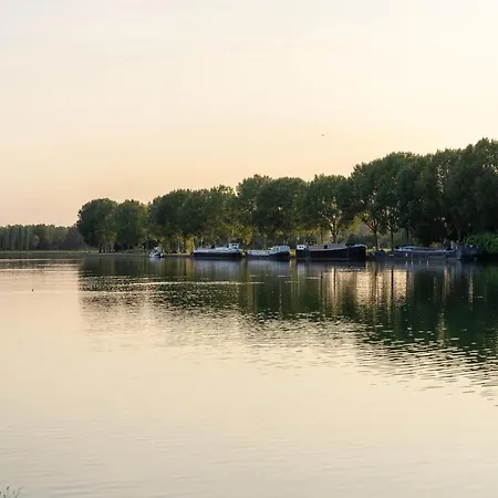 펜션 Modern Retreat With Rooftop *