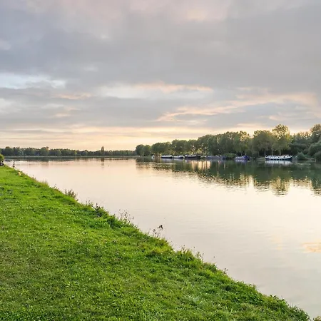 Modern Retreat With Rooftop 펜션